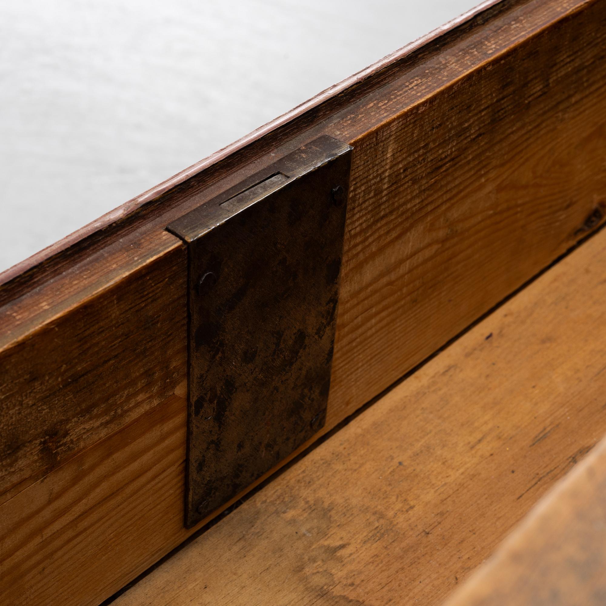 A Gustavian chest of drawers from around the year 1800.