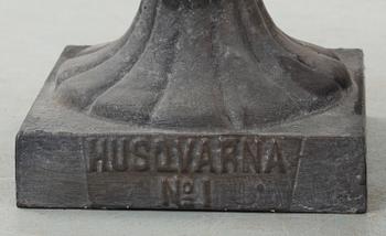 TRÄDGÅRDSURNOR, ett par, gjutjärn, Husqvarna No 1, 1900-talets första hälft.