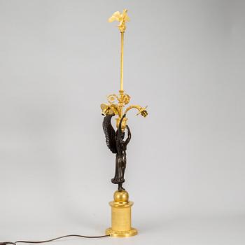 BORDSLAMPA, förgylld och patinerad brons, empirestil, 1800-talets andra hälft.