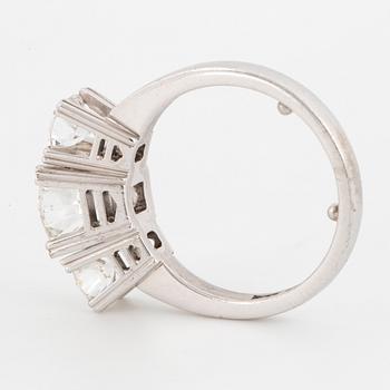 RING, trestensring 18K vitguld med briljant ca 1,55 ct samt 2 briljanter totalt ca 0,90 ct. K. Torndals.