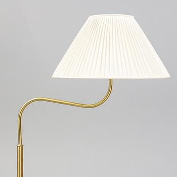 Josef Frank golvlampa, "Stora kamelen", model 2568, Firma Svenskt Tenn.