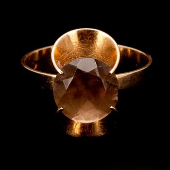 RING, guld 14K, fasettslipad rökkvarts, Elis Kauppi, Kupittaan Kulta, Åbo 1960. Vikt 4 g.