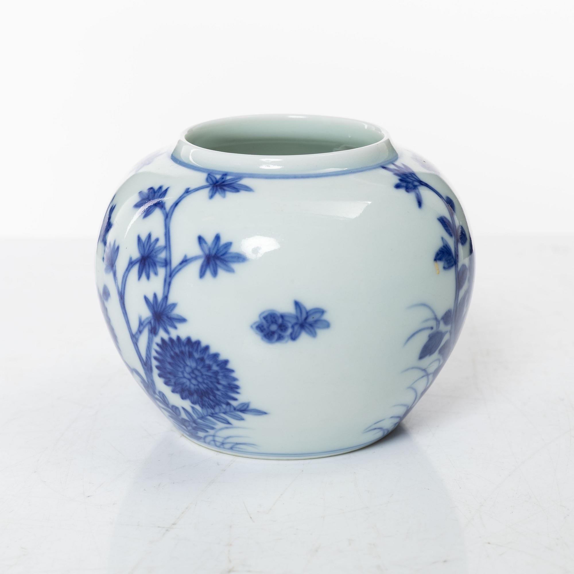 A Chinese blue and white porcelain brush washer, Qing dynasty, 18th century.