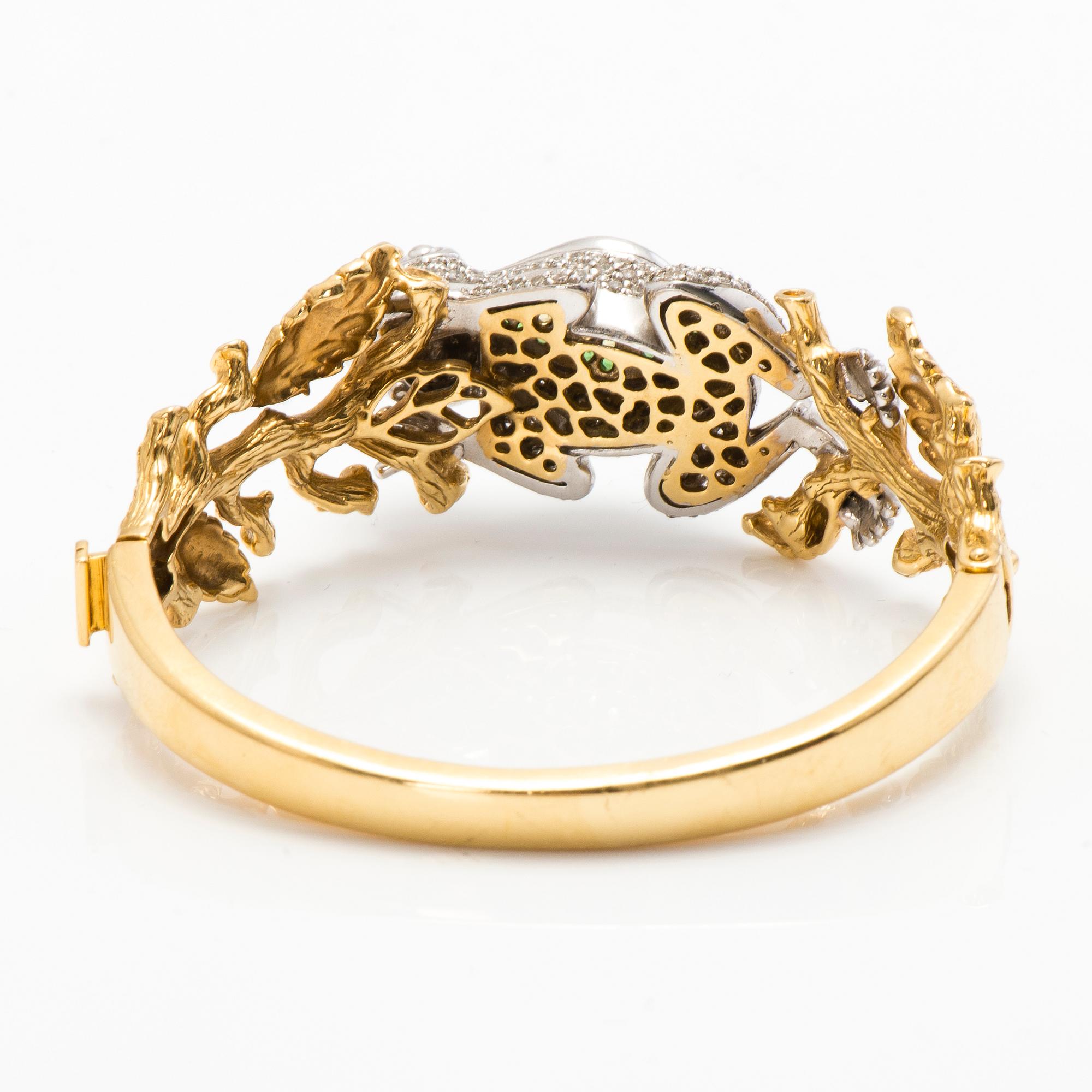 RANNEKORU, 18K valko- ja keltakultaa, timantteja n. 2.74 ct yht, vihreitä granaatteja, keltaisia safiireja.