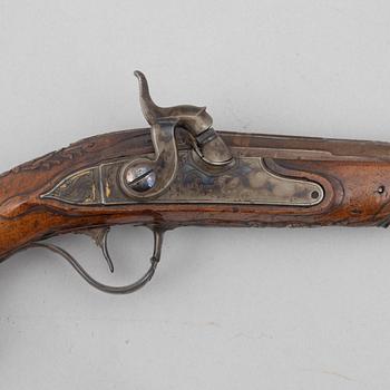 Slaglåspistoler, ett par, ändrade från flintlås,  Nusbaum Stockholm, 1700-talets mitt.