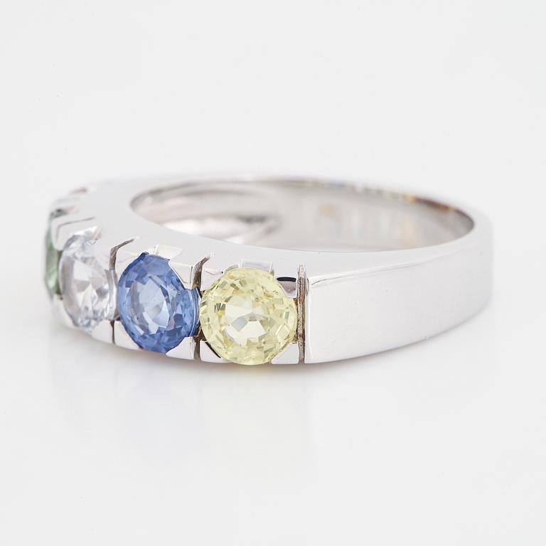 A 14K gold ring set with faceted sapphires ca. 3.18 ct in total.