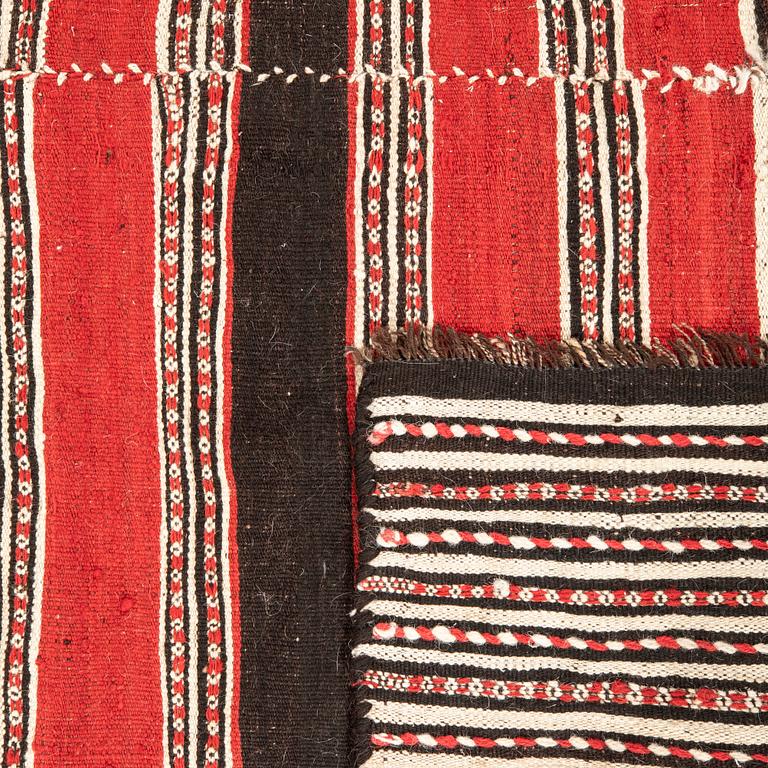 Kelim rug, semi-antique/old, from the Aliabad area, approximately 415x216 cm.
