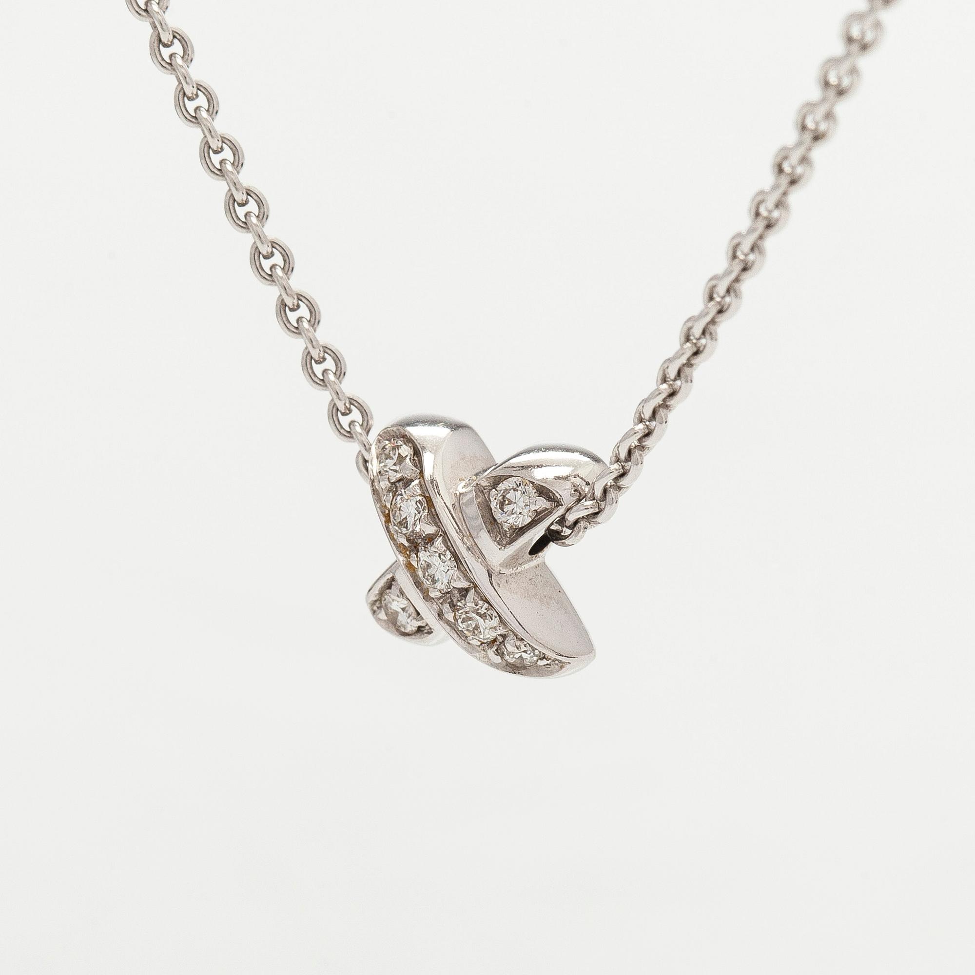 Tiffany & Co, kaulakoru "Cross Stitch", 18K valkokultaa ja timantteja.