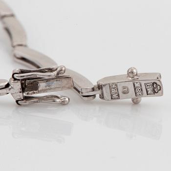 Armband 18K vitguld med runda briljantslipade diamanter total vikt ca 2.40 ct.