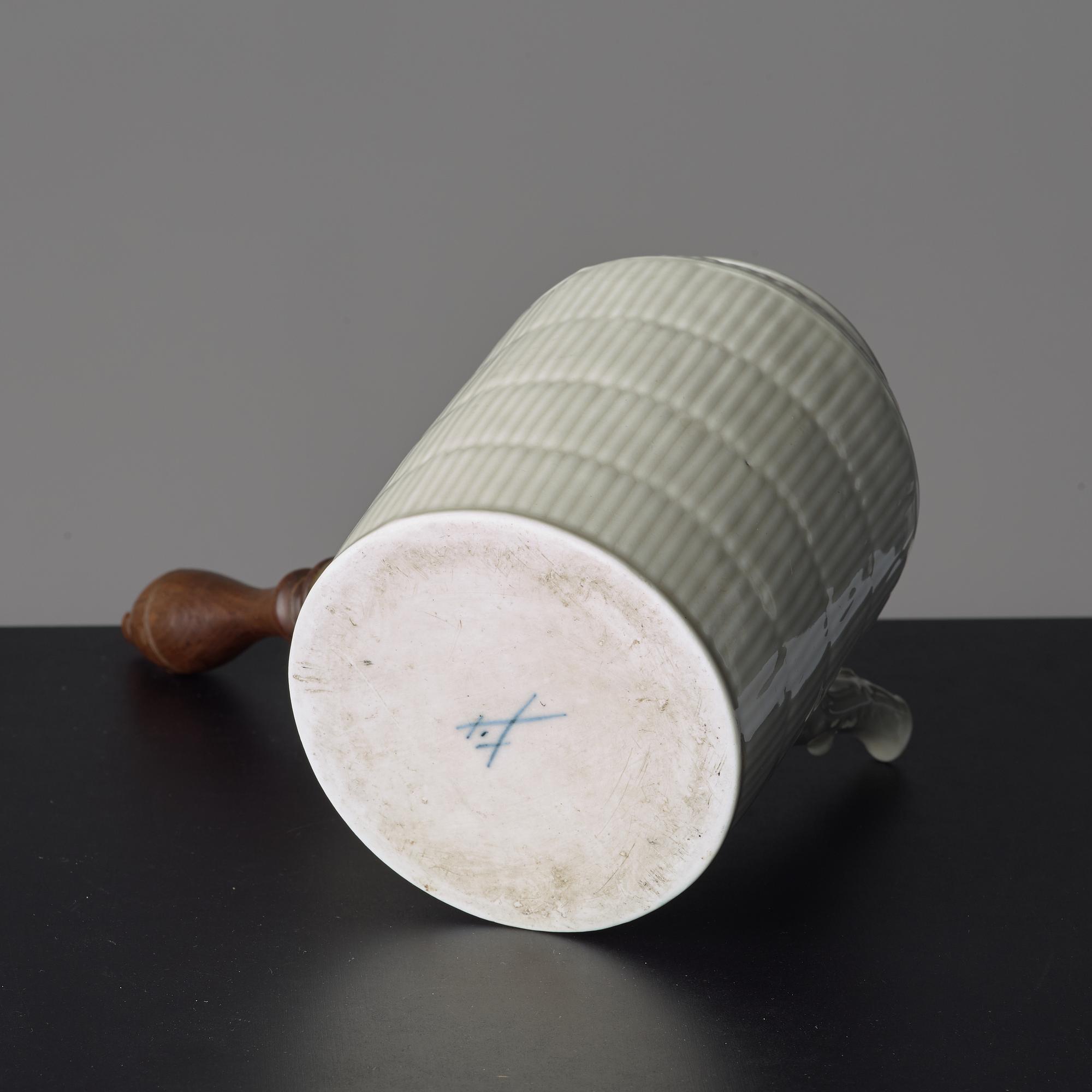 A Meissen chocholat pot with cover, 18th Century.