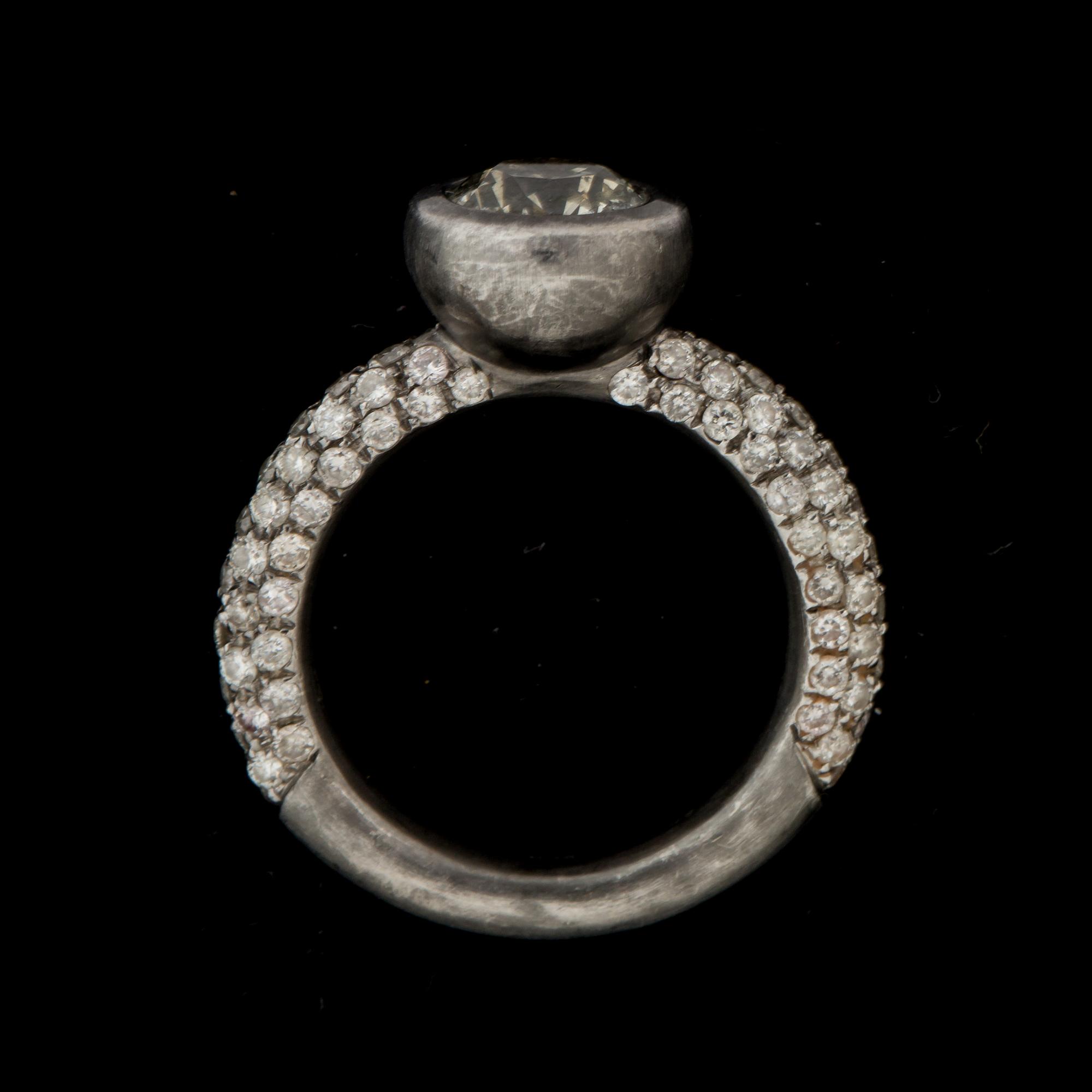 RING, 14 k guld med gammalslipad diamant ca 1,80 ct samt mindre briljantslipade diamanter ca 1,50 ct. Vikt ca 6 g.