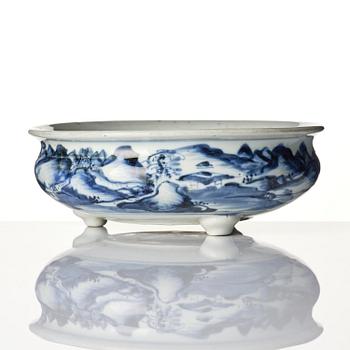 A blue and white censer, Transition, 17th century.