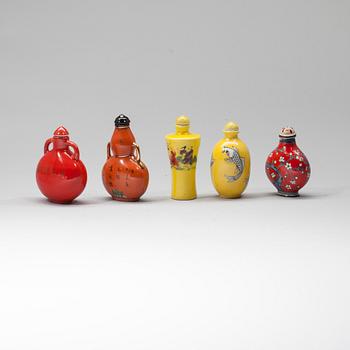 SNUSFLASKOR, 4 st, porslin samt SNUSFLASKOR, 1 st, emaljerad koppar, Kina 1900-tal.