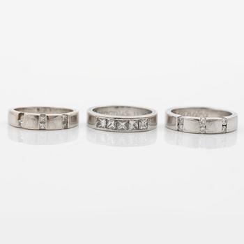 Ringar, tre stycken, 18K vitguld och briljantslipade och prinsesslipade diamanter.