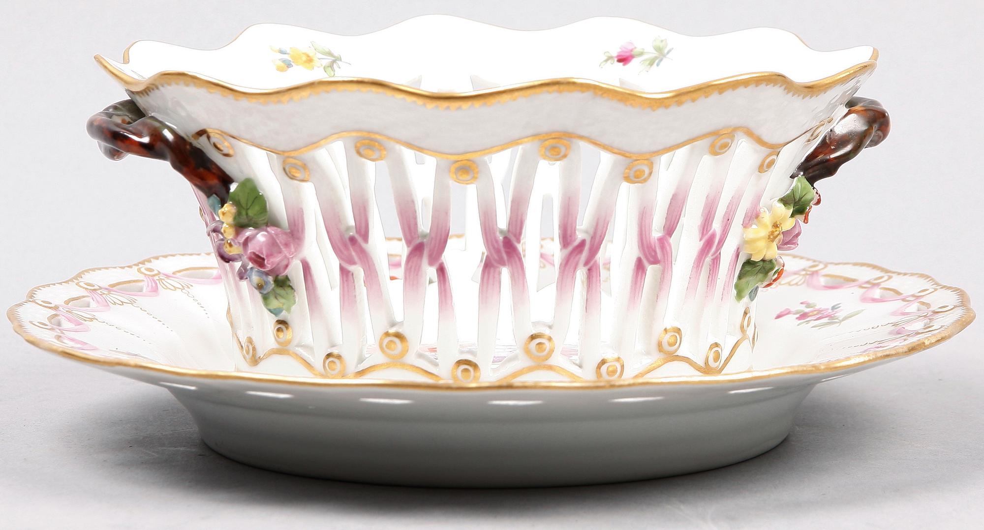 GALLERSKÅL MED FAT, porslin, Royal Copenhagen.