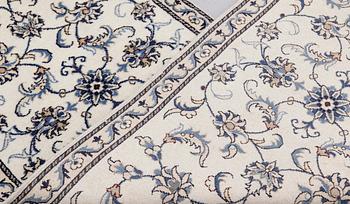 A Nain runner, approx. 290 x 78 cm.