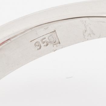 Ring, platina med grön och rosa turmalin och navettslipade diamanter.