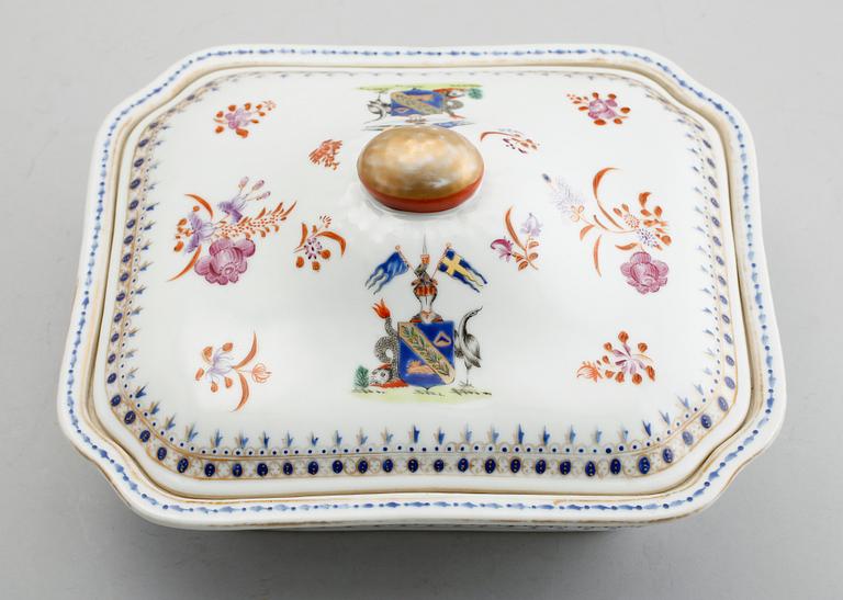 TERRIN MED LOCK, porslin, sannolikt Samson, 1900-tal.