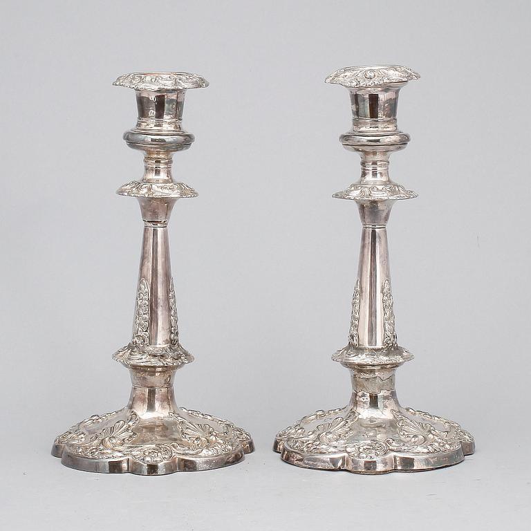LJUSSTAKAR, ett par, nysilver, nyrokoko, 1800-talets mitt.