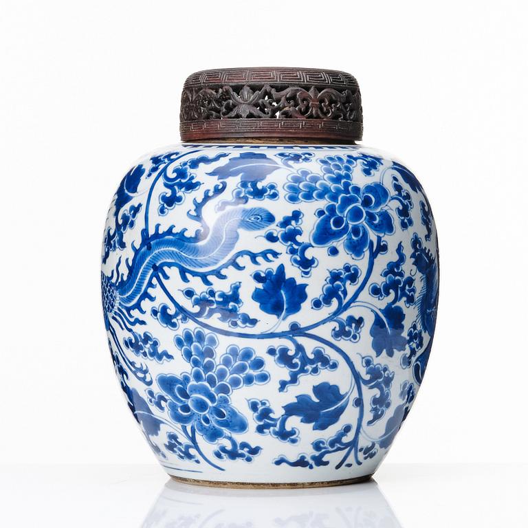 Urna, porslin. Kina, Qingdynastin, Kangxi (1662-1722).