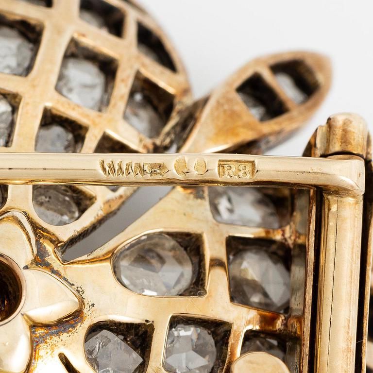 W.A. Bolin brosch i form av blomma 18K guld och silver med en bouton-formad pärla samt rosenslipade diamanter.