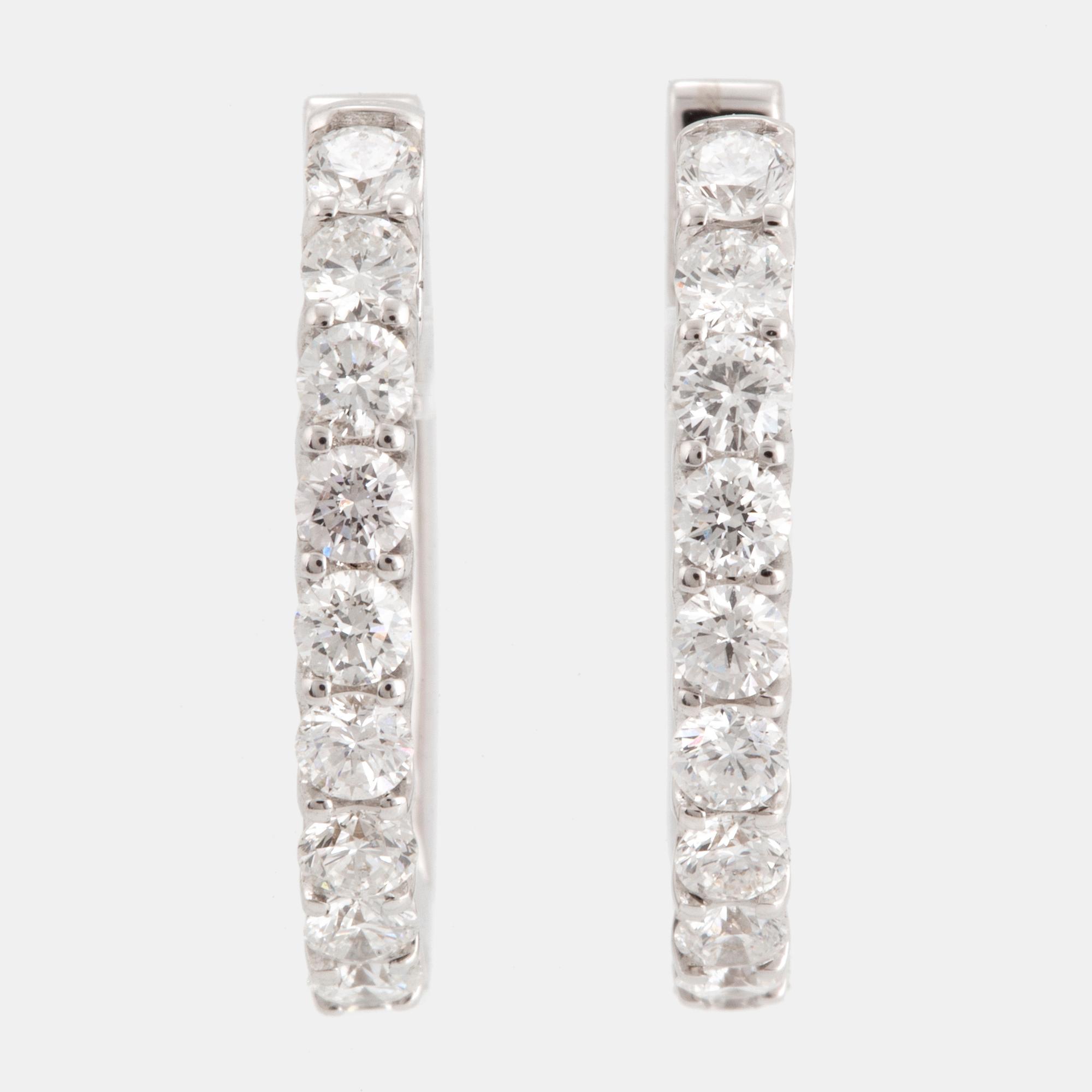 ÖRHÄNGEN, kreoler med briljantslipade diamanter.
