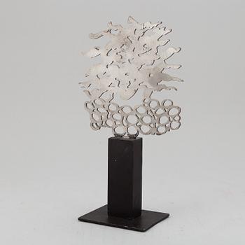 URSULA SCHÜTZ, sculpture. Signed and numbered 3/7. Patinated metal, height 30 cm.