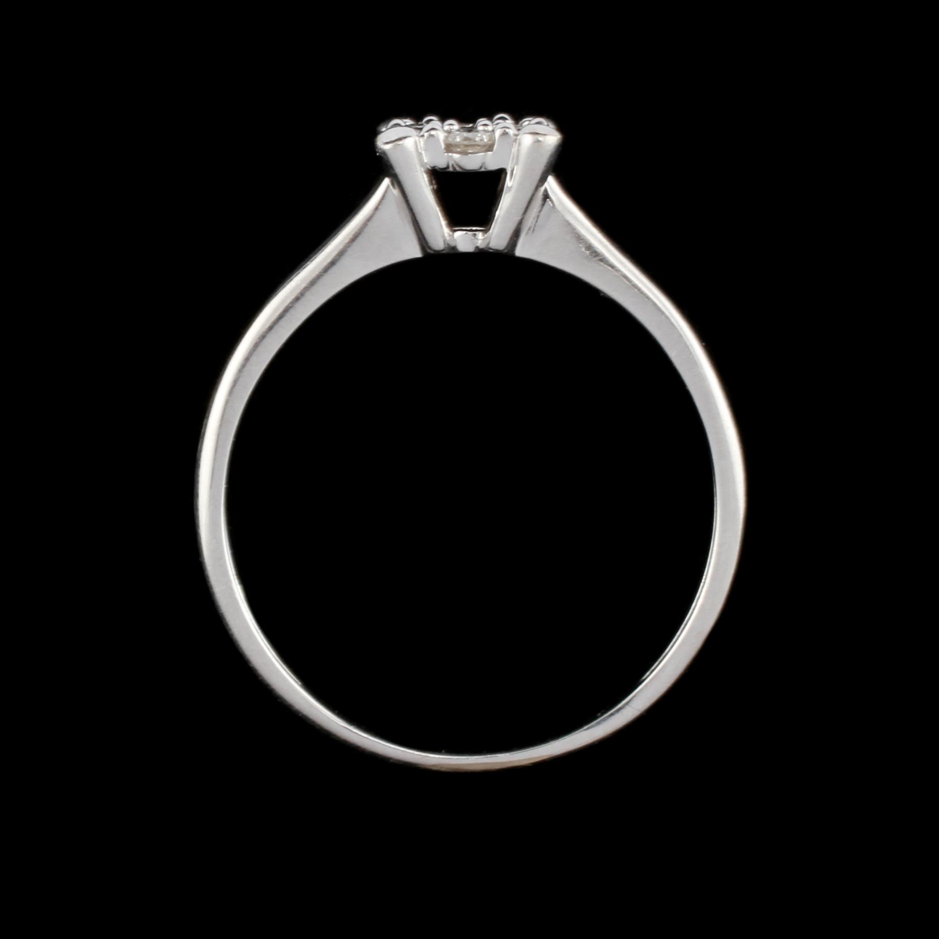 RING, 18k vitguld med 7 briljantslipade diamanter, Iduna, Varberg. Vikt 3 g.