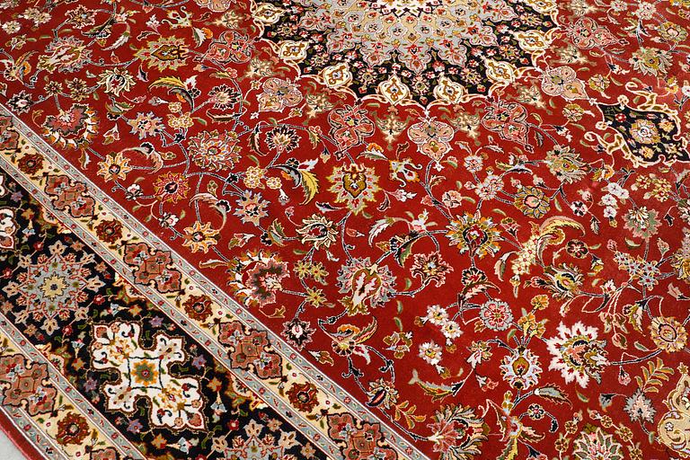 A Tabriz carpet, part silk, so-called 50 Raj, approx. 352 x 250 cm.