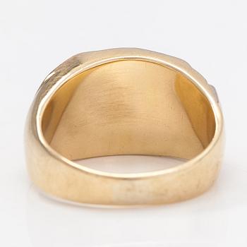 A ring and a pari of earrings made of 14K gold.