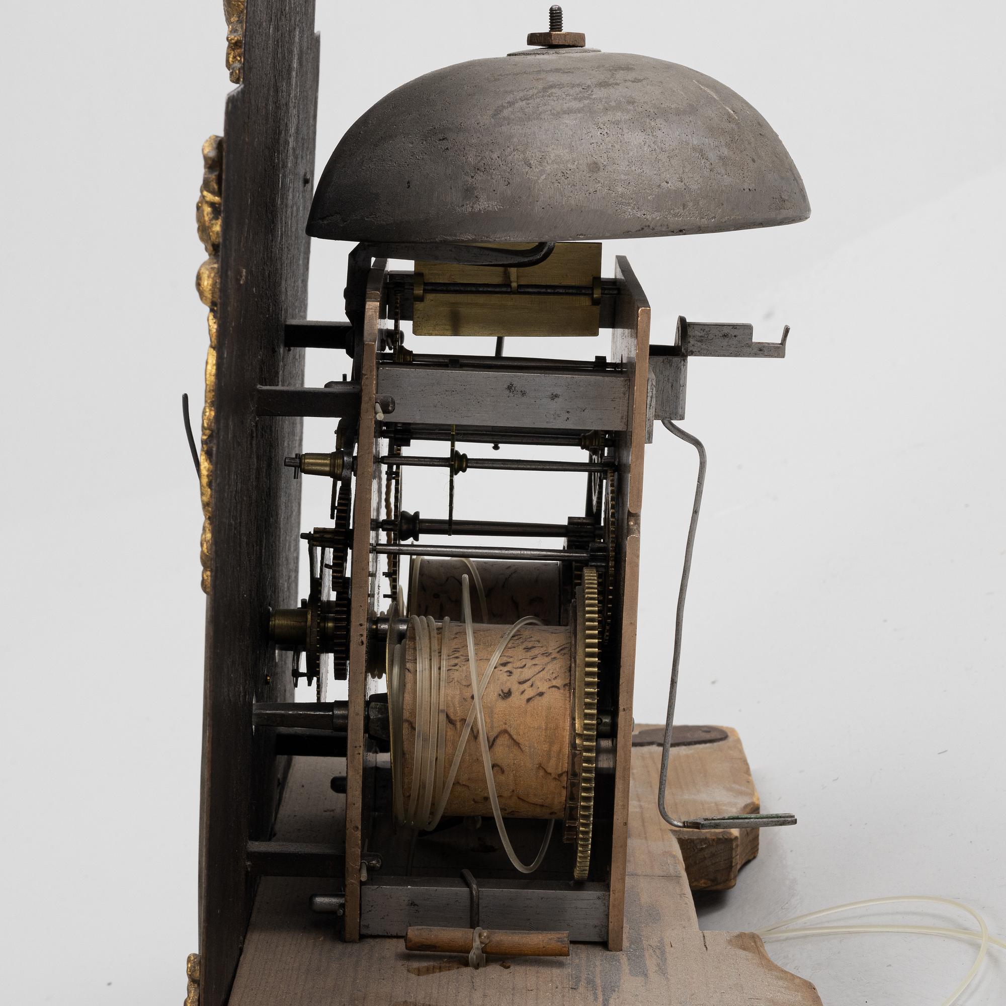 Golvur ur prins Carls samling, senbarock, signerat Peter Knapp Karlshamn N:o 41 (urmakare i Karlhamn, burskap 1749).
