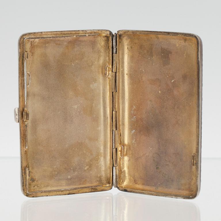 CIGARRETTETUI, 84 silver, cellemalj. Kontrollmästare Ivan Lebedkin Moskva Ryssland 1899. Vikt 149,7 g.