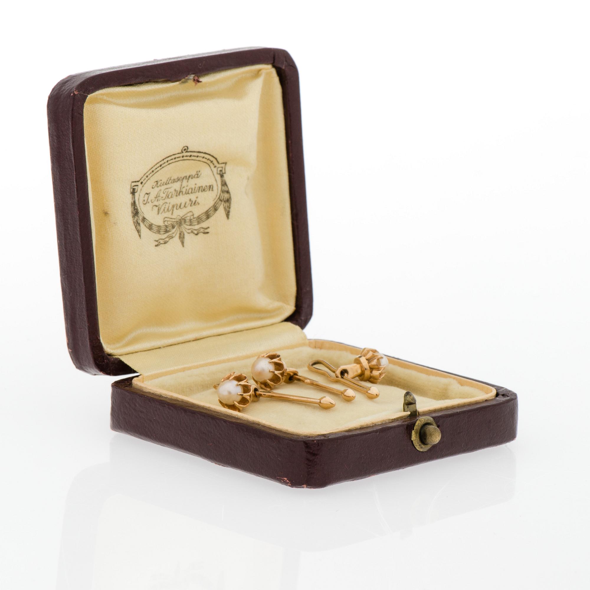 FRACKKNAPPAR, 3 st, 14K guld, pärlor.