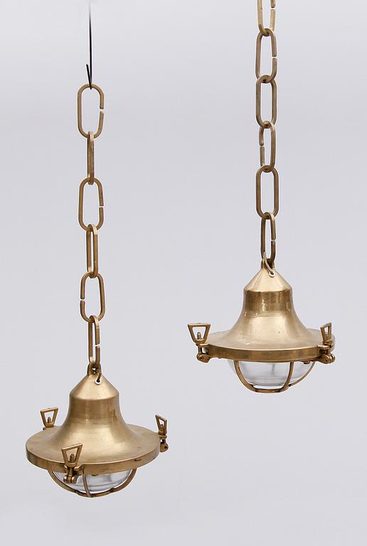 TAKLAMPOR, 2 st snarlika, skeppslampor, 1900-talets första hälft. Höjd ca 25 cm.