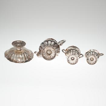KAFFESERVIS, 4 delar i ursprunglig förvaringslåda. 813 silver. Finska Guldsmeds Ab, Helsingfors 1937. Silvervikt 1650 g.