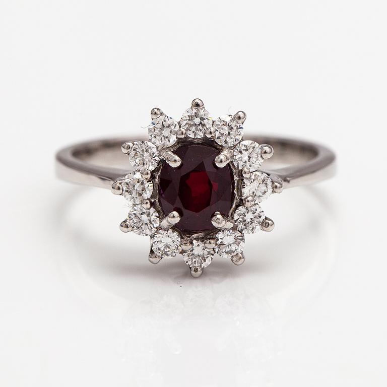 An 18K white gold ring with a ruby and diamonds ca. 0.36 ct in total.