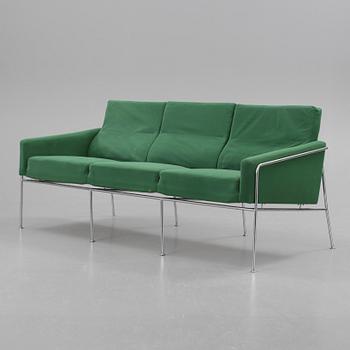 SOFFA, Arne Jacobsen för Fritz Hansen, Köpenhamn, 1971. Modellnummer 3304.