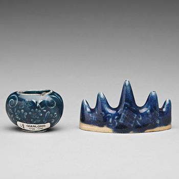 781. A blue glazed brush rest and a brush washer/birdcup, Qing dynasty (1644-1912).