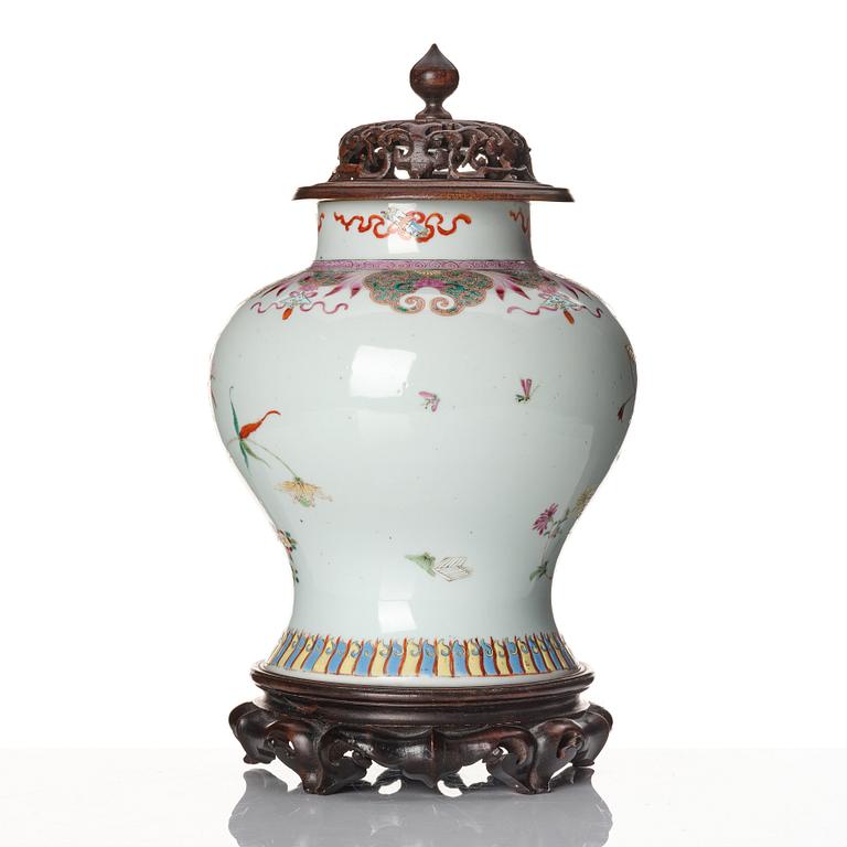 Urna, porslin. Qingdynastin, 1800-tal.