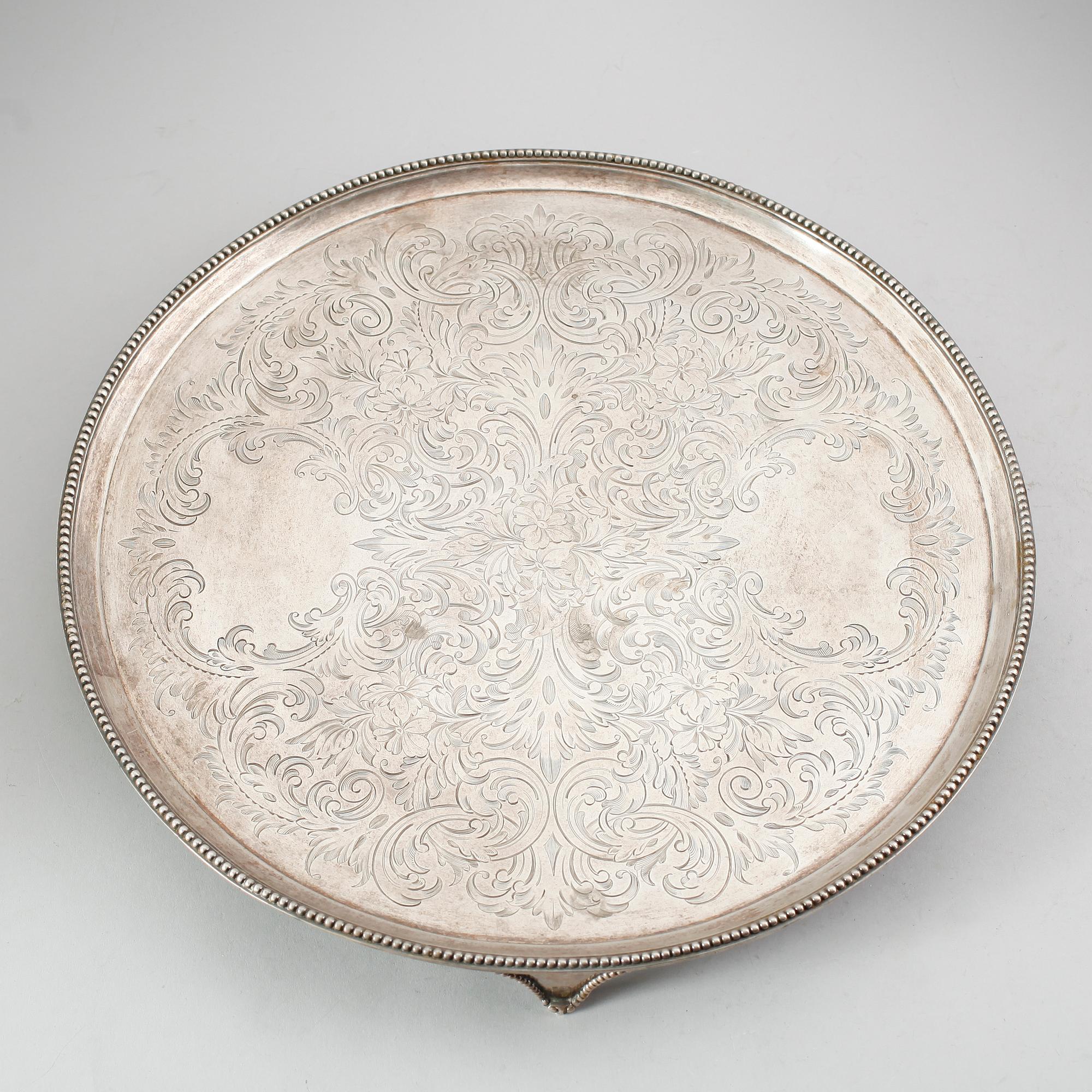 BRICKA, silver, sk salver, John Crouch & Thomas Hannam, London 1782. Vikt ca 1250 g.