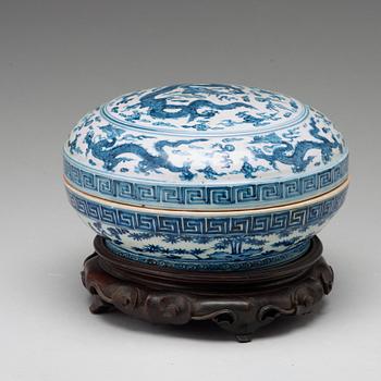 A blue and white box with cover, Ming dynasty, with Wanli mark and period (1572-1620).