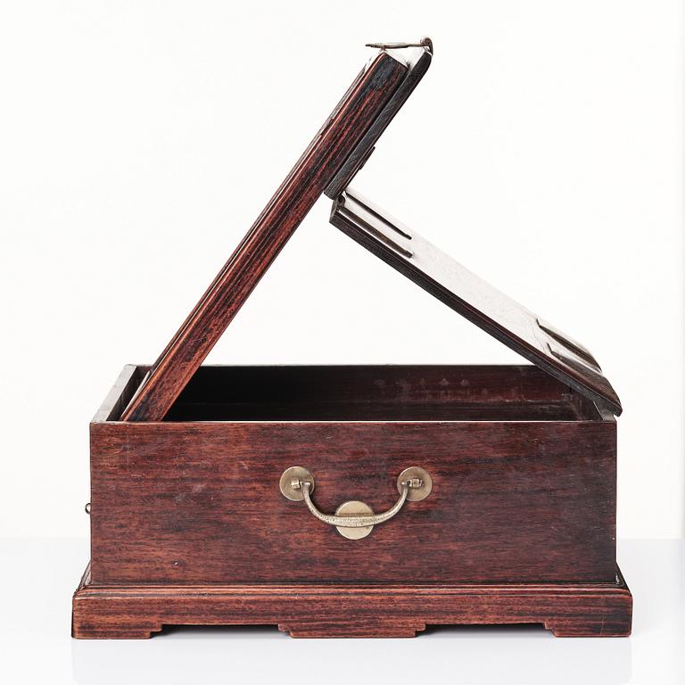 Schatull med spegel, hardwood. Sen Qingdynastin, 1800-tal.
