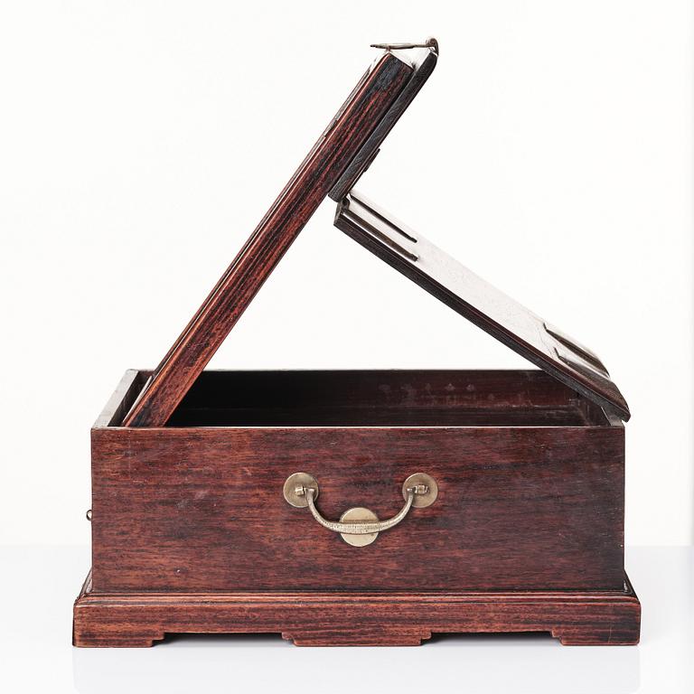 A hardwood dressing table box with mirror, late Qing dynasty, 19th Century.