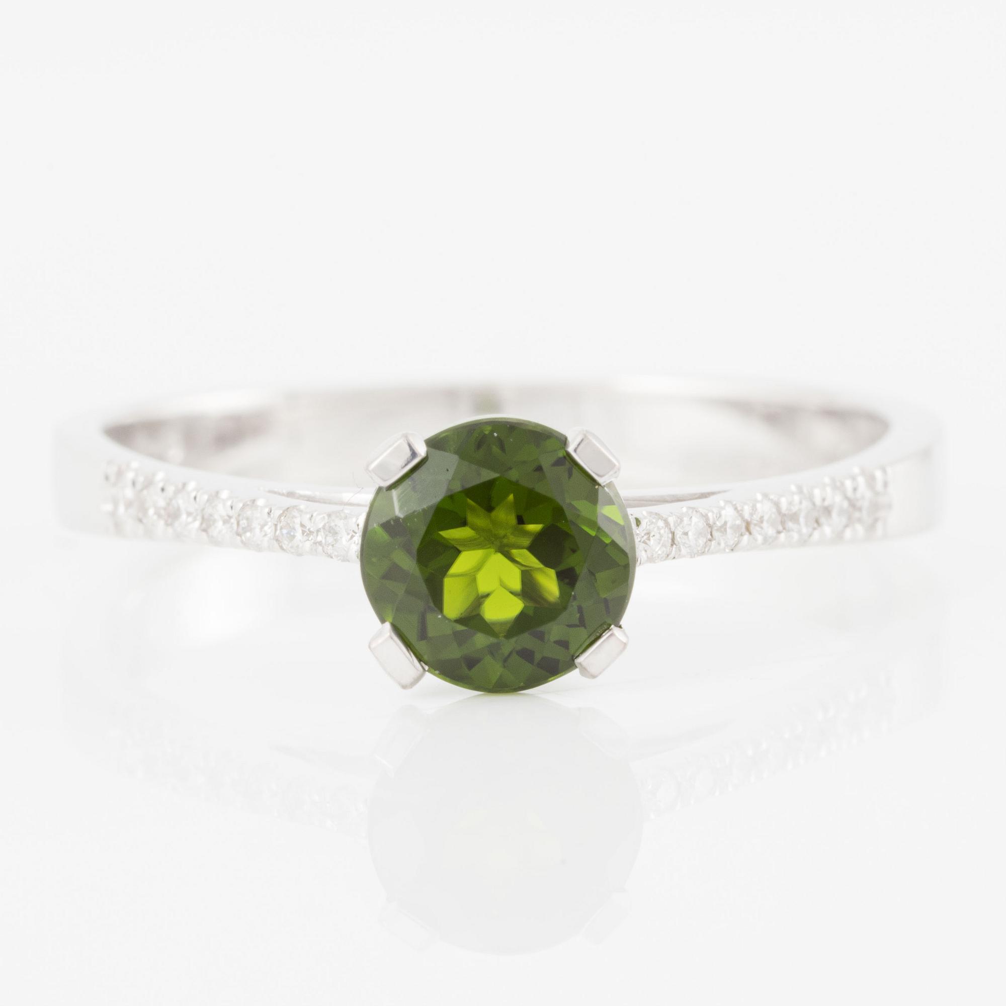 Ring in 18K white gold with chrome diopside and brilliant-cut diamonds.