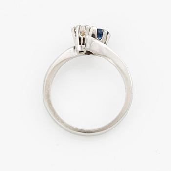 Ring, Syskonring, 18K vitguld med briljantslipad diamant och safir.