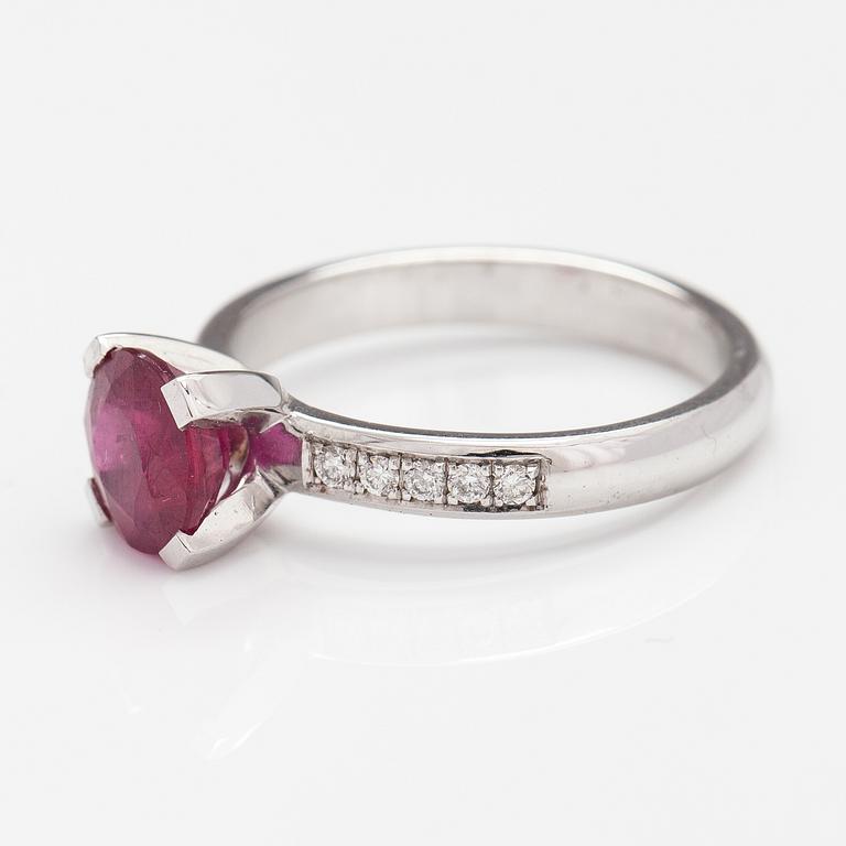 SORMUS, 14K valkokultaa, lyyijylasikäsitelty rubiini n. 1.82 ct ja timantteja n.0.15 ct yht.