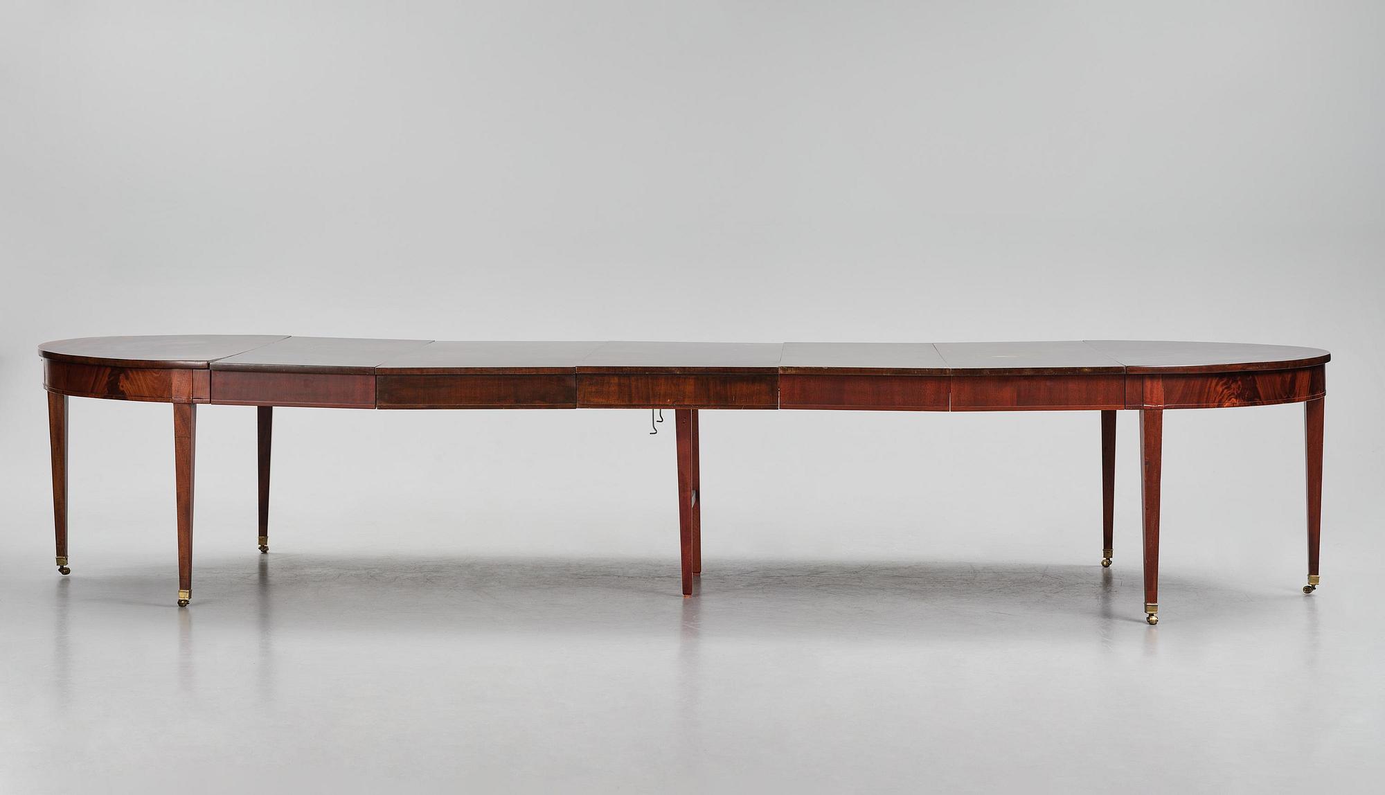 An English mahogany George III-style dining table, 19th century.