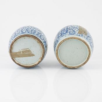 A set of two blue and white jars with covers, late Qing dynasty, circa 1900.