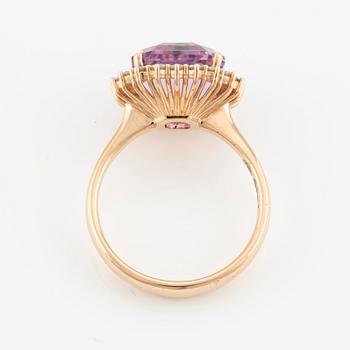 Ring, cocktail ring with kunzite and brilliant-cut diamonds.