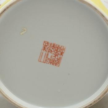 A Chinese famille rose bowl with cover, 20th century.